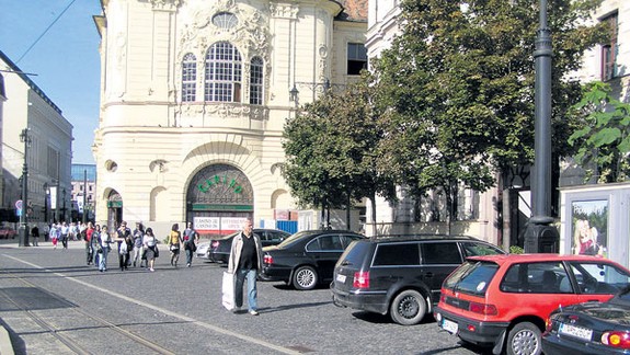 Už aj na Námestí Ľ. Štúra parkujú autá