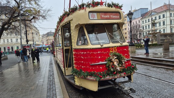 Vianočné električky i autobus: V centre mesta začína premávať vianočná flotila