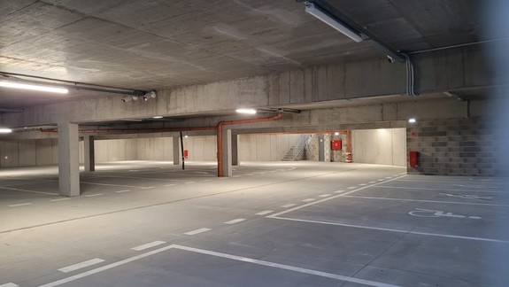 V Karlovej Vsi otvorili prvý parkovací dom v réžii samosprávy, poskytuje vyše 60 parkovacích miest