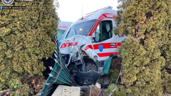 FOTO Po zrážke s autom skončila sanitka v plote neďalekého zariadenia pre seniorov