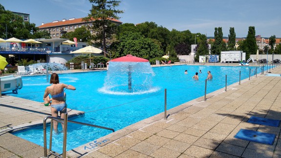 Horúčavy prinášajú zdravotné riziká. Ako im predísť?