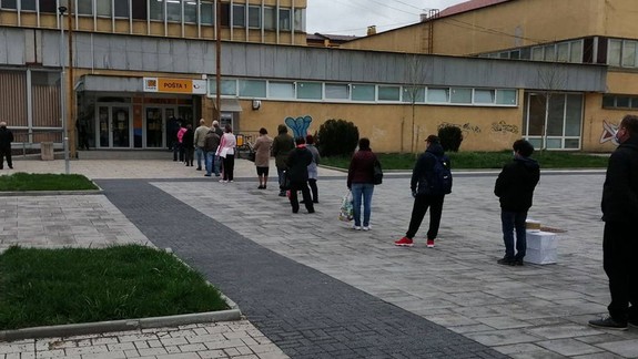 Slovenská pošta zažíva obrovský nápor ľudí a ešte začína od štvrtka vyplácať aj sociálne dávky