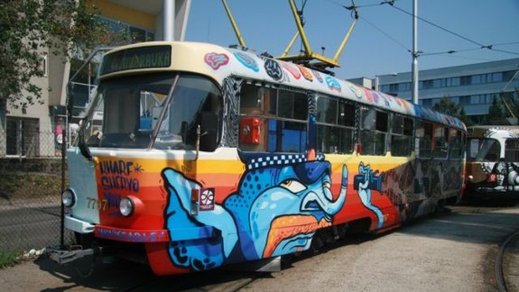 Po Bratislave jazdí grafiti električka