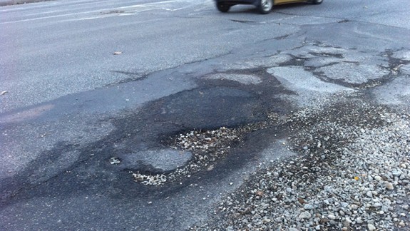 Počas leta opravujú aj výtlky zo zimy