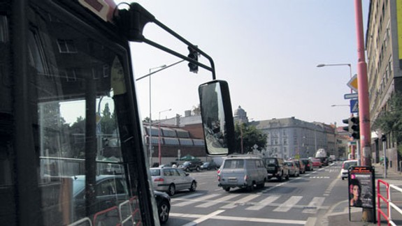 V bus pruhoch by mohli jazdiť aj autá s troma pasažiermi