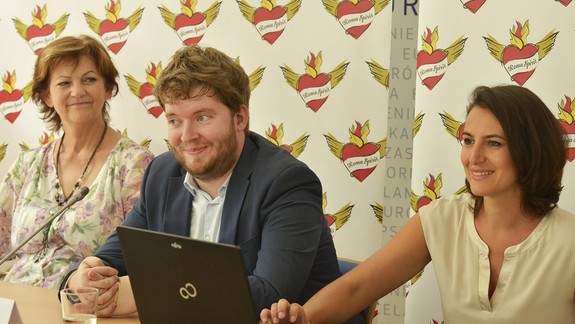 Poznáte niekoho, kto pomáha Rómom lepšie žiť? Môžete ho navrhnúť na prestížne ocenenie