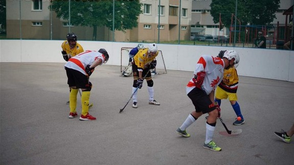 Hokejbalisti z Medveďovej chcú byť dobrými susedmi, i keď niektorí miestni sa na nich hnevajú