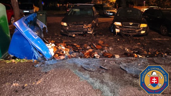 V Ružinove horeli kontajnery, požiar poškodil dve autá