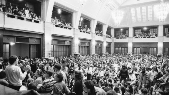 VIDEO: Pozrite si unikátny záznam zo študentského pochodu 16. novembra 1989