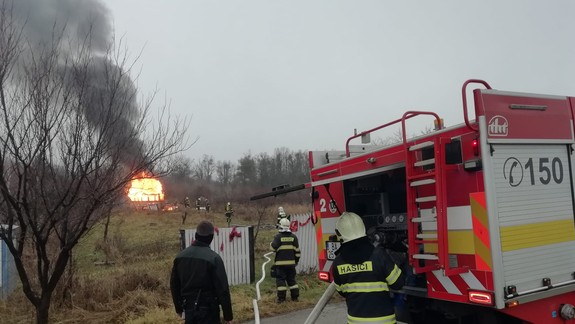 Aj toto je obraz dnešnej doby: Okoloidúci si fotili horiacu chatu, ale hasičov nikto nezavolal!