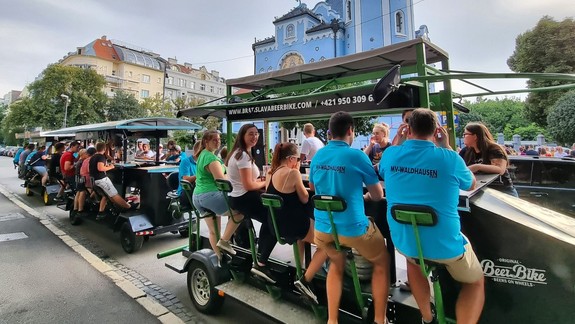 S pitím piva na beerbikeoch má byť koniec, Bratislava rozšírila aj lokality so zákazom pitia alkoholu