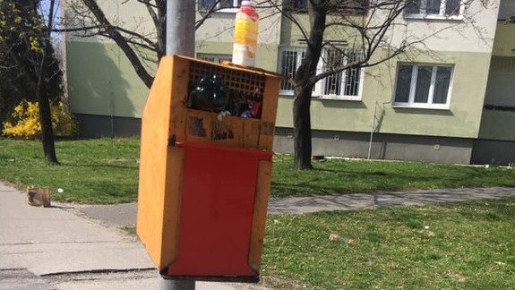 Preplnené koše na zastávkach. Kto za to môže?