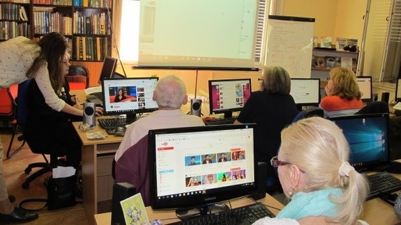 Staré Mesto opäť pripravuje počítačový kurz pre seniorov