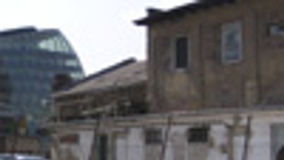 Vedľa modernej štvrti zostali staré zrúcaniny