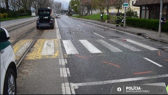 Nehoda na nábreží: Zranený je chodec a dvaja vodiči