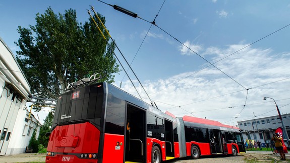 Krajšie ulice i stabilnejšie napájanie tratí: Modernizácia trakčnej infraštruktúry na Dolné Hony je hotová