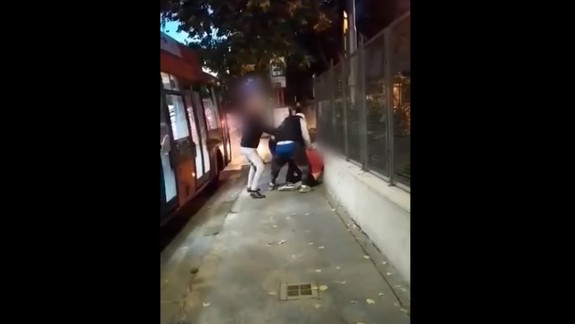 VIDEO Príšerné: Grafiťáci päsťami napadli vodiča autobusu MHD, ktorý ich prichytil pri čine