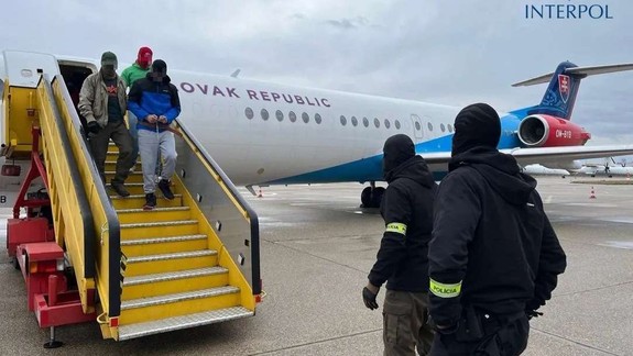 Do Bratislavy priviedli 21-krát trestaného Vojtecha zatknutého pre vraždu