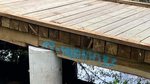 Hrozné: V sobotu otvorili zrevitalizovaný stupavský park, v nedeľu bol poničený