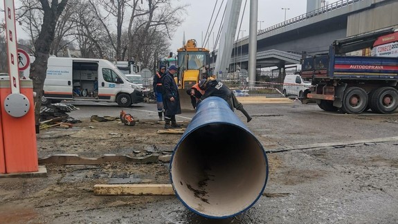 Poškodený vodovod, ktorý spôsobil záplavu v Sade J. Kráľa, opravili