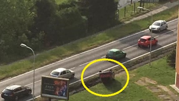 FOTO: Na ulici Janka Alexyho prevrátil starší pán auto na strechu  - ratovali ho psičkári, hasiči aj smetiari!