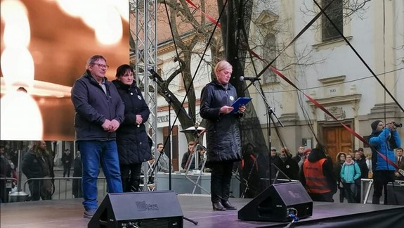 VIDEO: Na Námestí SNP i Námestí slobody si ľudia pripomenuli výročie vraždy Jána Kuciaka a Martiny Kušnírovej