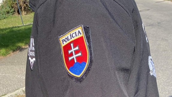 Policajti na ulici zbadali falošného "kolegu", vybavený bol príkladne