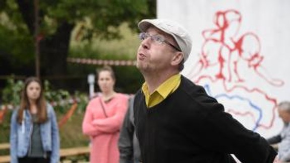 Kto dopľuje čerešňovú kôstku najďalej? Bratislavčan Roland