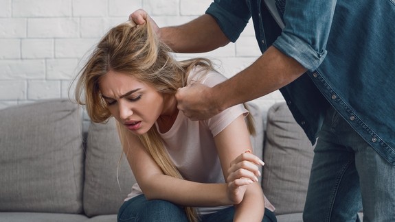 Tyran skončil konečne za mrežami: Svojej družke ubližoval desať rokov