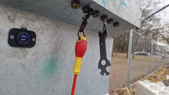 Hrozné: V Petržalke vyčíňali vandali, zničili servisné cyklostojany z dielne samosprávy