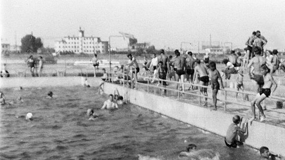 FOTO: Bratislavčania sa kedysi kúpali hlavne v Dunaji - viete si to dnes predstaviť?