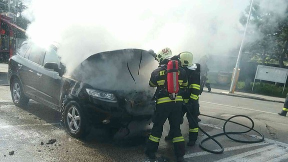 Hasiči zasahovali dnes ráno na Žatevnej ulici, kde horelo osobné auto!