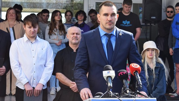 V BSK plánujú zrušiť viacero stredných škôl, upozornil poslanec J. Polakovič