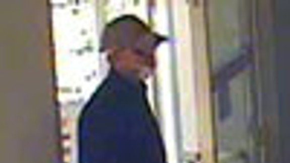 Stále hľadajú lupiča z banky, nasnímali ho kamery