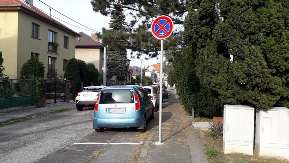 Vodičov zaskočila nová dopravná značka: Zákaz zastaviť na mieste pre rezidentov?