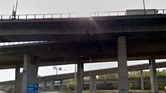 Pod Prístavným mostom v noci napadli ľudí bez domova