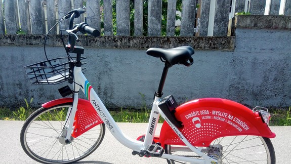 Bratislava spúšťa už tretí bikesharing - biele bicykle budú premávať najmä na území Rače