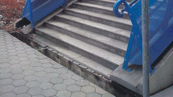 Pod schodami Mosta Apollo chýba rošt