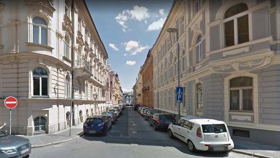 Hasiči zasahovali: Chodcov i zaparkované autá ohrozovala visiaca tyč