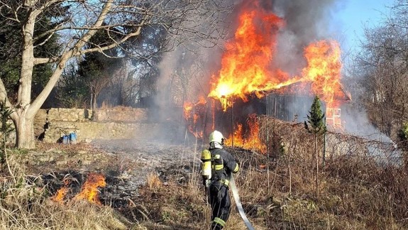 Hasiči zasahovali pri požiari drevenej chatky v bratislavskom Lamači