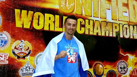 VIDEO: Majster sveta v karate Roman Volák skúšal či sa dá otvoriť fľaša kopom - podarilo sa mu to?