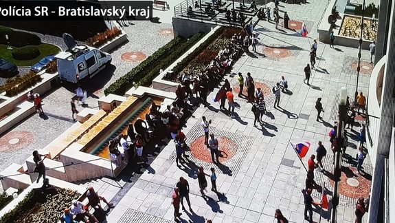 Bratislavská polícia sa vyjadrila k protestnému zhromaždeniu pred budovou NR SR