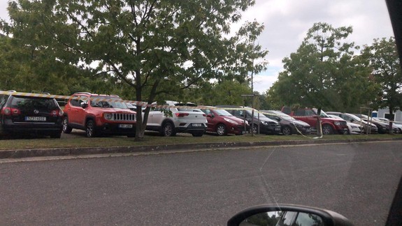 Tak predsa. Záchytné parkovisko v Dúbravke sa zaplnilo