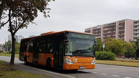 Policajti riešia prípad muža privretého vo dverách autobusu MHD