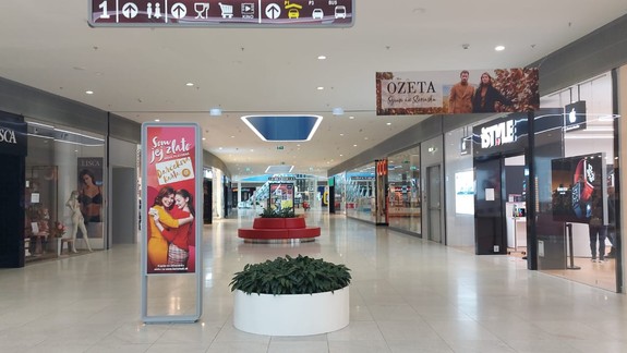 FOTO Boli sme sa pozrieť: Ako počas zákazu vychádzania funguje nákupné centrum?