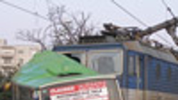 Po zrážke vlaku s autobusom odkláňajú dopravu