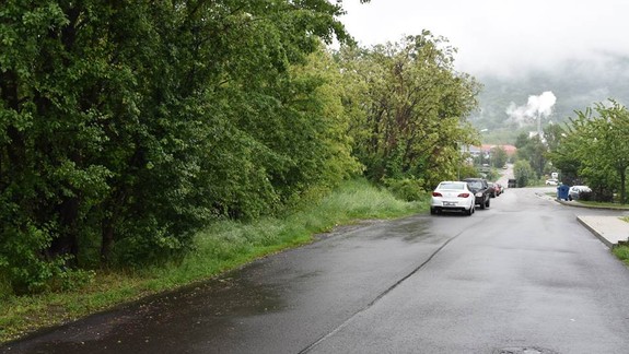 Úchylný mladík z Čadce: Chytil ženu za prsia, keď sa chcela vymočiť a ťahal ju za kríčky!