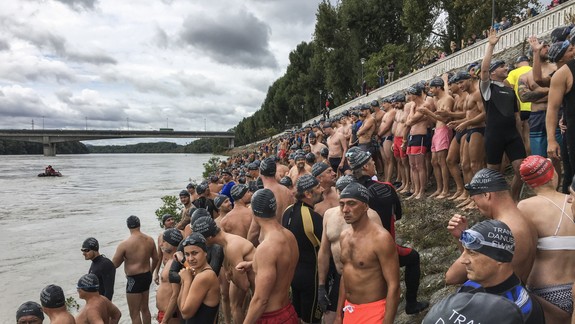 Do Dunaja sa dnes vrhlo 410 ľudí