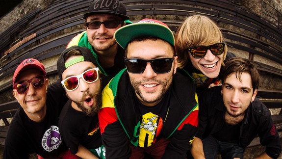 VIDEO: Adventný kalendár č. 11 – Skupina Smola a Hrušky spieva o tom, že na Vianoce patríme k sebe