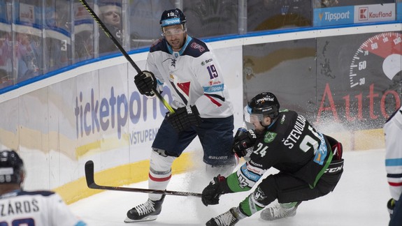 FOTO a VIDEO: Hokejisti Slovana doma neuspeli - od Nových Zámkov dostali 7 gólov, kým Capitals zdolali Žilinu